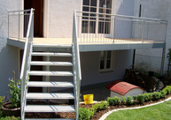 Stahlbalkon mit Treppe Holzbelag