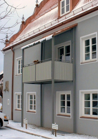 Balkon mit Blechüberdachung