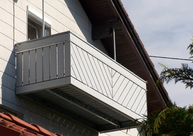 Balkon mit Geländer in Holzoptik
