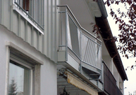 Balkon mit Geländer mit Lochblech und Edelstahlhandlauf