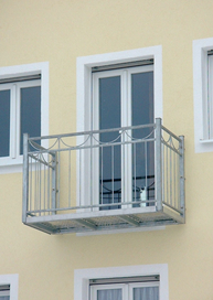 Stahlbalkon mit Geländer im Obergurt Bogen