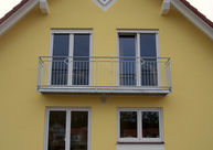 Balkon mit Quadraten im Obergurt