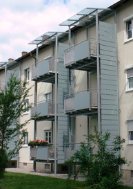 Stahlbalkonanlage mit seitliche Balkotec-Platten