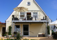 Stahlbalkon mit Spindeltreppe rechts