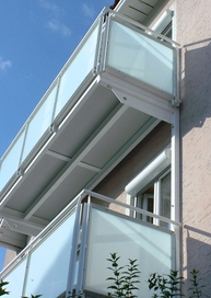Balkon mit Balkonbodenplatten und Galsgeländer