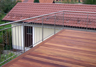 Balkon mit Lärcheboden Geländer mit VA-Handlauf