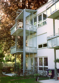 Balkonanlage mit Seitenverglasung und Überdachung