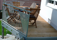 Balkon mit Holzbelag und Kreisen in Blende