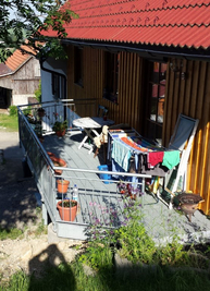 Balkon mit feuerverzinktem Geländer